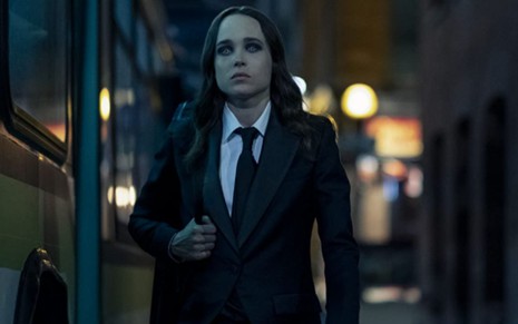 Ellen Page veste terno e usa lentes de contato em cena da série The Umbrella Academy
