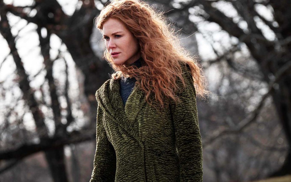 Nicole Kidman com casaco de frio verde e olhar vago em cena da série The Undoing