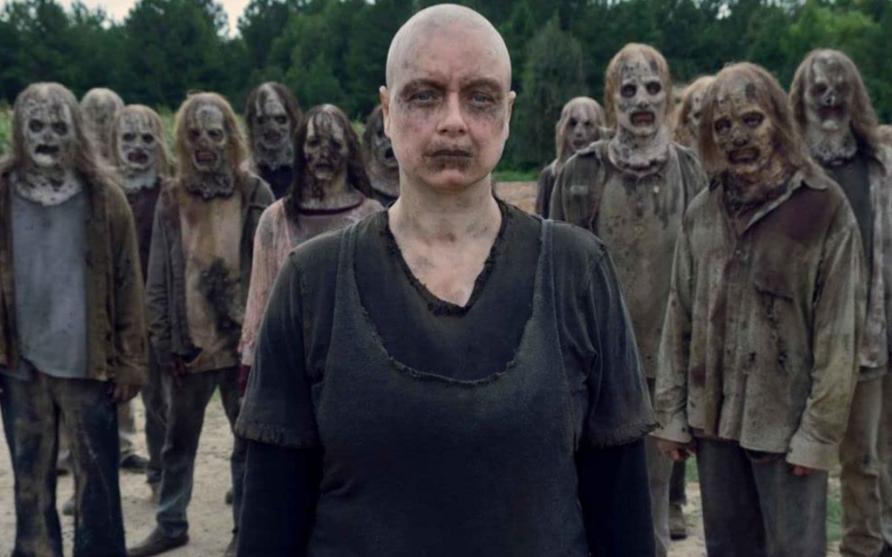 Samantha Morton rodeada por zumbis em cena de The Walking Dead