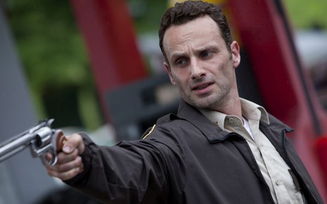 O ator Andrew Lincoln segura um revólver em cena da primeira temporada de The Walking Dead