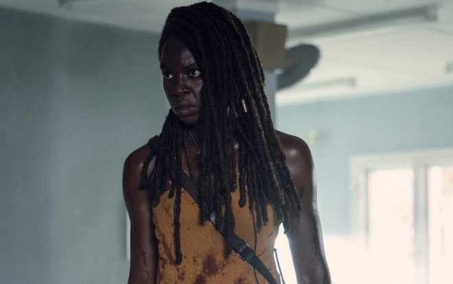 De regata amarela e cabelo com tranças, Danai Gurira dispara um olhar mal encarado em The Walking Dead