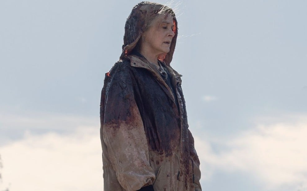 Coberta com um pano ensanguentado, Melissa McBride suspira em cena da décima temporada de The Walking Dead