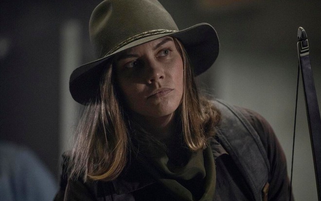 Com um arco e flecha em punhos e um chapéu na cabeça, Lauren Cohan aparece no final da décima temporada de The Walking Dead