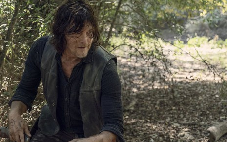 O ator Norman Reedus em posição de ataque para pegar um zumbi em cena da décima temporada de Walking Dead