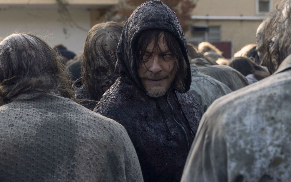 Camuflado entre os zumbis coberto de sangue e vestindo um casaco escuro, Norman Reedus aparece em The Walking Dead