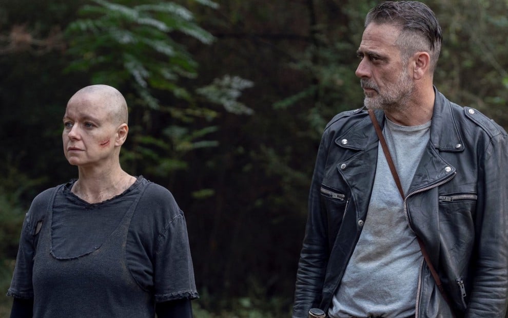Com uma jaqueta de couro, Jeffrey Dean Morgan observa a careca Samantha Morton em The Walking Dead