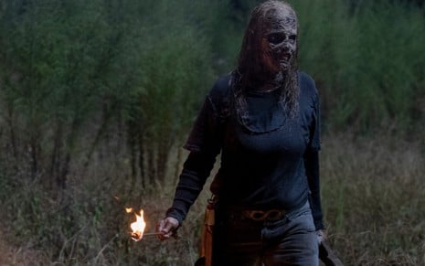 A atriz Samantha Morton no 11º episódio da décima temporada de Walking Dead; flecha de fogo na mão
