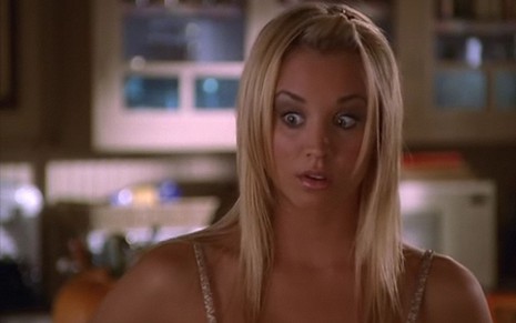 Kaley Cuoco tem expressão surpresa em cena de Charmed, série que chegava ao fim há exatos 15 anos
