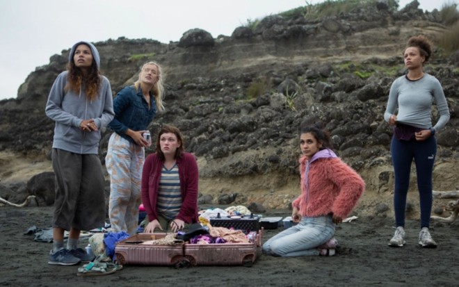 Helena Howard, Mia Healey, Shannon Berry, Sophia Ali, Reign Edwards e Sarah Pidgeton em cena da série The Wilds