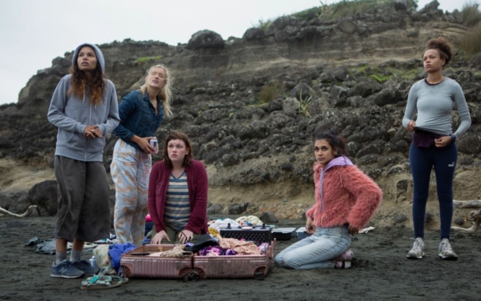 Helena Howard, Mia Healey, Shannon Berry, Sophia Ali, Reign Edwards e Sarah Pidgeton em cena da série The Wilds