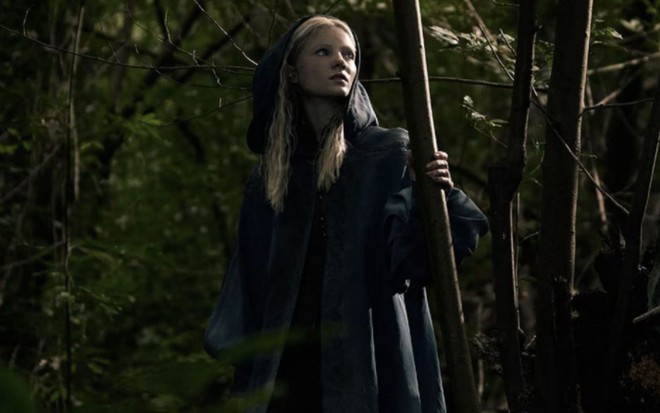Freya Allan em cena de The Witcher