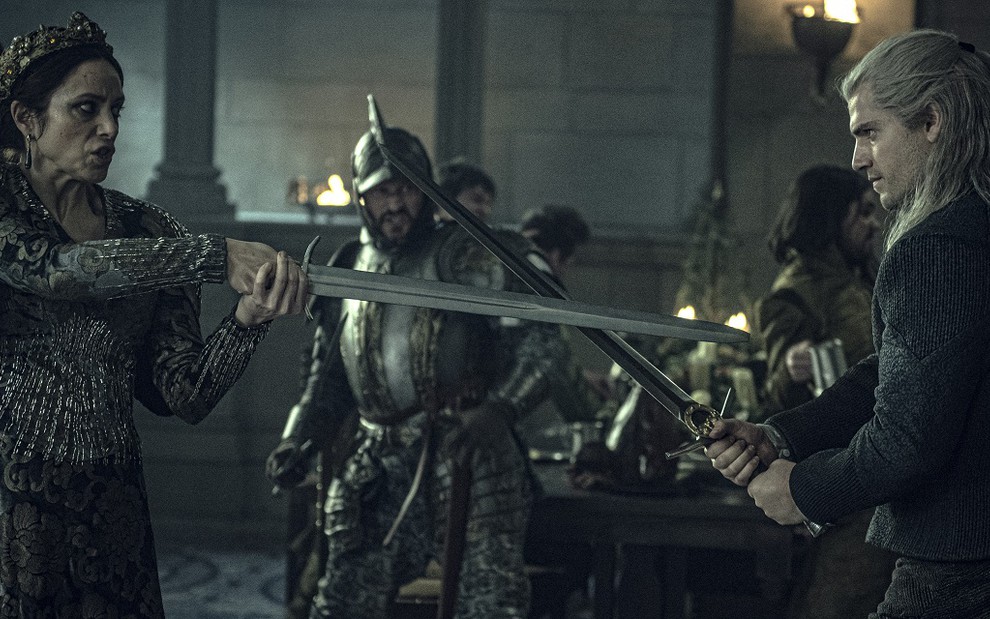 Jodhi May e Henry Cavill travam um duelo com espadas no drama The Witcher, aguardada série da Netflix
