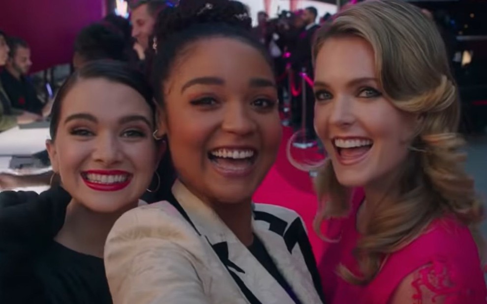 Imagem das personagens Jane, Kat e Sutton em selfie durante desfile de moda na série The Bold Type