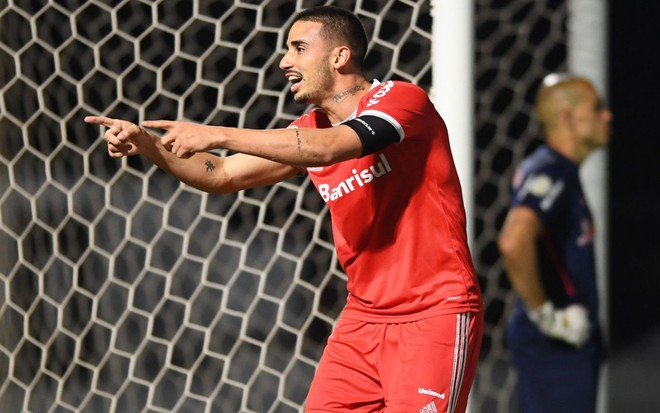 Imagem de Thiago Galhardo comemorando gol marcado pelo Internacional contra o Bragantino