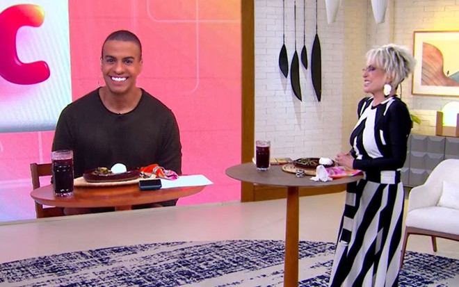 Thiago Oliveira e Ana Maria Braga sorriem em estúdio do Mais Você