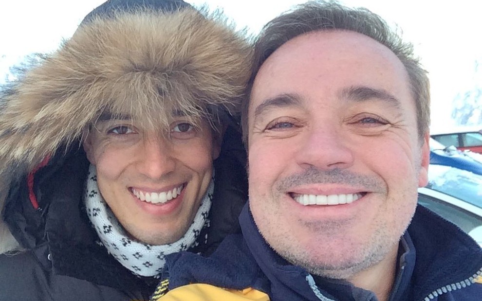 Thiago Salvático e Gugu Liberato com casacos de frio em meio à neve