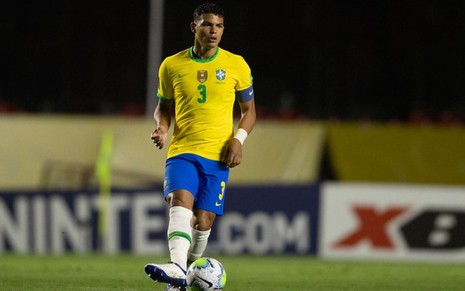 Imagem do zagueiro Thiago Silva com a bola, em ação pela Seleção Brasileira