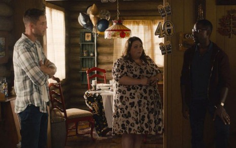 Justin Hartley, Chrissy Metz e Sterling K. Brown conversam em uma cabana em cena da 5ª temporada de This Is Us
