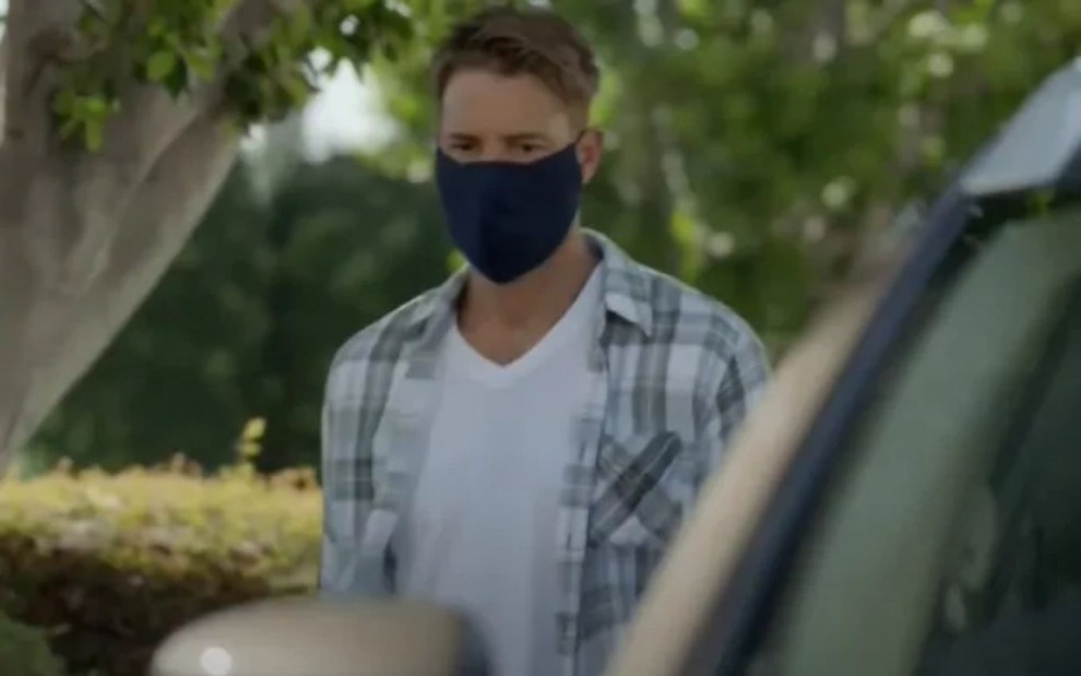 Kevin Pearson (Justin Hartley) de máscara contra a Covid-19 em cena do trailer da 5ª temporada de This Is Us