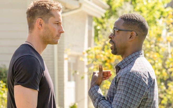 De camisa preta, Justin Hartley encara Sterling K. Brown, que esbraveja em episódio de This is Us