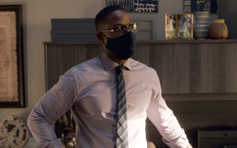 Sterling K. Brown de máscara em cena da quinta temporada de This Is Us
