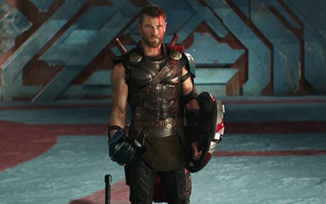 Chris Hemsworth se prepara para lutar em cena de Thor: Ragnarok (2017)