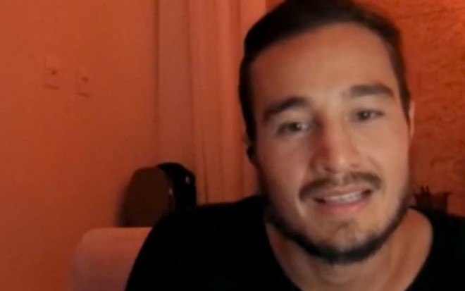 Imagem de Tiago Iorc de cabelo preso durante entrevista por videochamada ao programa Conversa com Bial