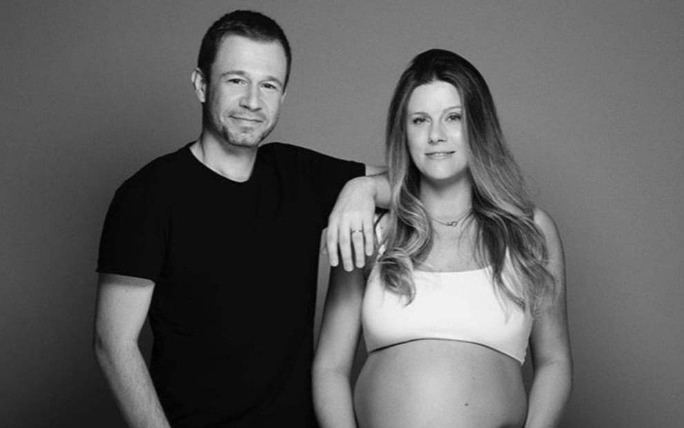 Foto em preto e branco publicada por Tiago Leifert ao lado da mulher grávida Daiana Garbin