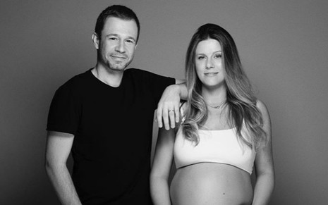 Foto em preto e branco publicada por Tiago Leifert ao lado da mulher grávida Daiana Garbin