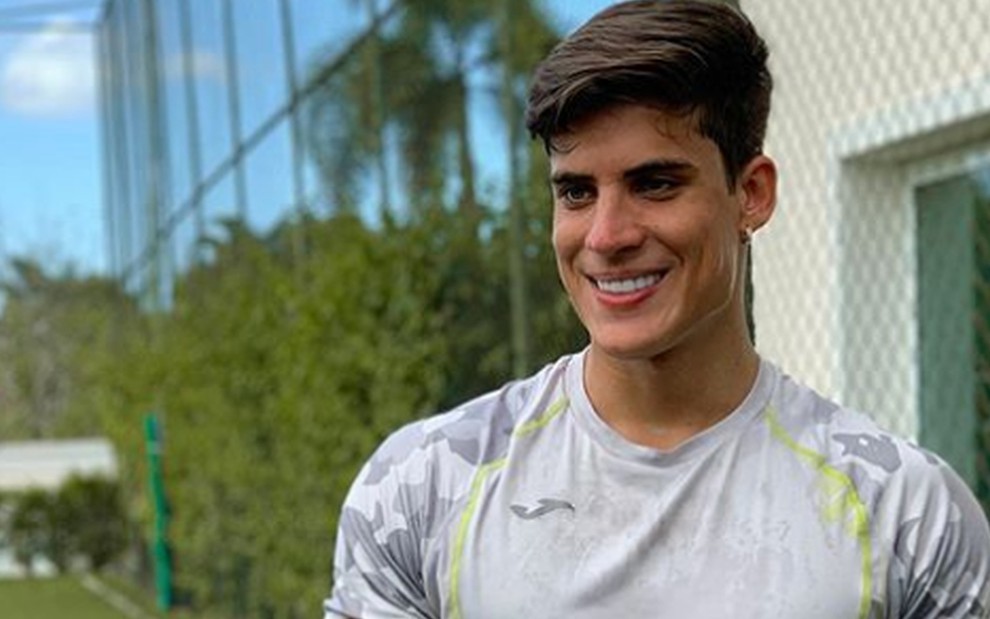 Tiago Ramos sorri em foto do Instagram