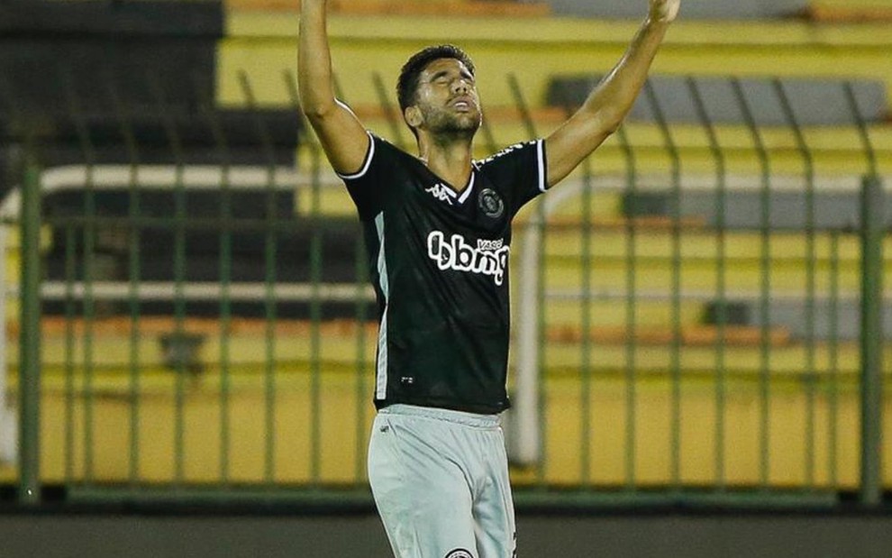 Atacante Tiago Reis comemora gol pelo Vasco com os braços levantados