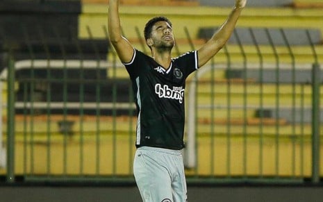 Atacante Tiago Reis comemora gol pelo Vasco com os braços levantados
