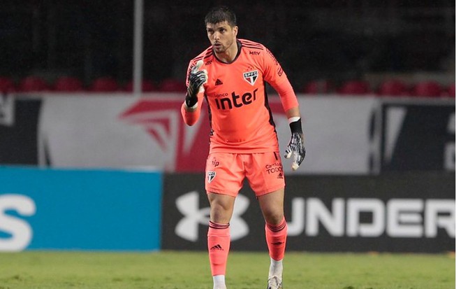 Goleiro Tiago Volpi em ação pelo São Paulo, orientando os companheiros