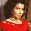 Betty Faria usa um vestido vermelho e faz carão em foto da novela Tieta (1989)