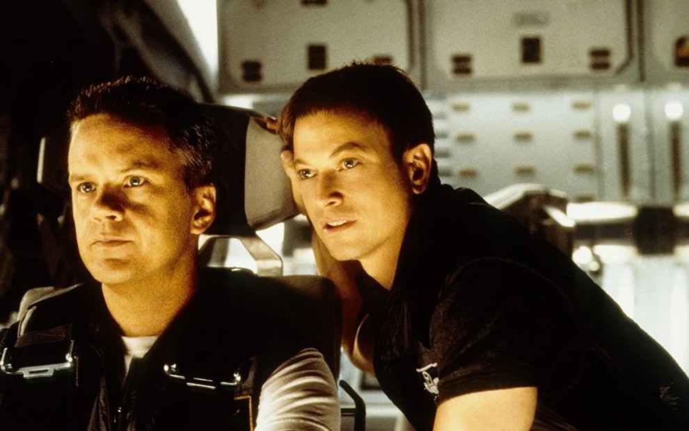 Tim Robbins e Gary Sinise em cena de Missão: Marte (2000)