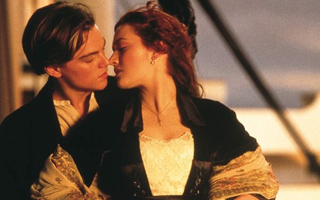 Jack (Leonardo DiCaprio) e Rose (Kate Winslet) se olham apaixonados em cena de Titanic
