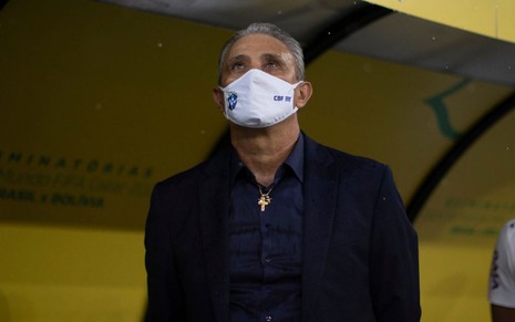 Imagem de Tite, técnico da Seleção Brasileira, de máscara de proteção