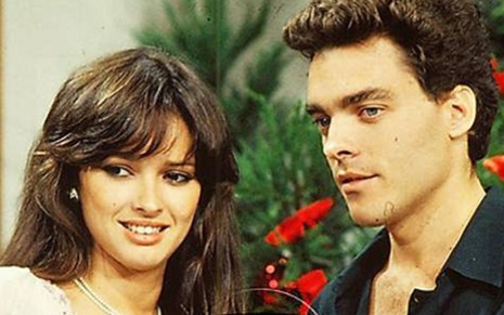 Os atores Myrian Rios e Paulo Castelli lado a lado em cena como Pedro e Gabriela em Ti Ti Ti (1985)
