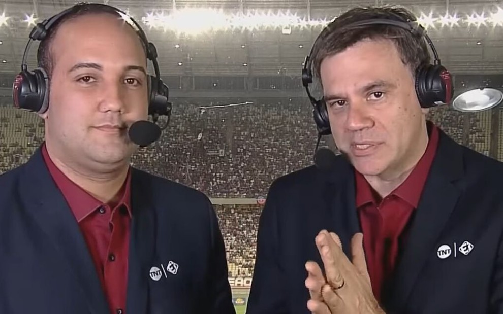 O narrador Jorge Iggor e o Mauro Beting na cabine da TNT durante transmissão de jogo do Brasileirão