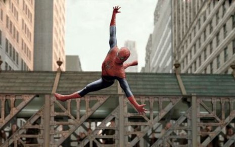Tobey Maguire, balançando com suas teias como Homem-Aranha na atração da Record no Cine Maior deste domingo (21), Homem-Aranha 2