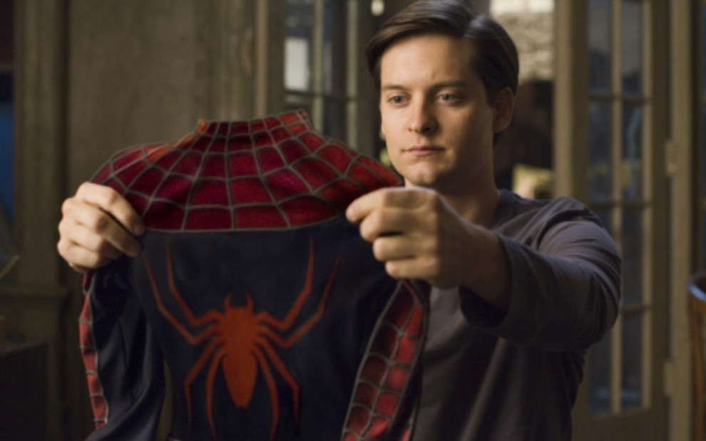 Peter Parker (Tobey Maguire) segura o uniforme do Homem-Aranha em cena de Homem-Aranha 3 (2007)