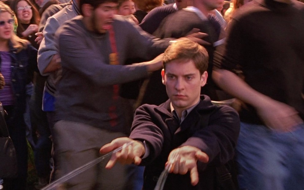 Tobey Maguire soltando teia em cena de Homem-Aranha