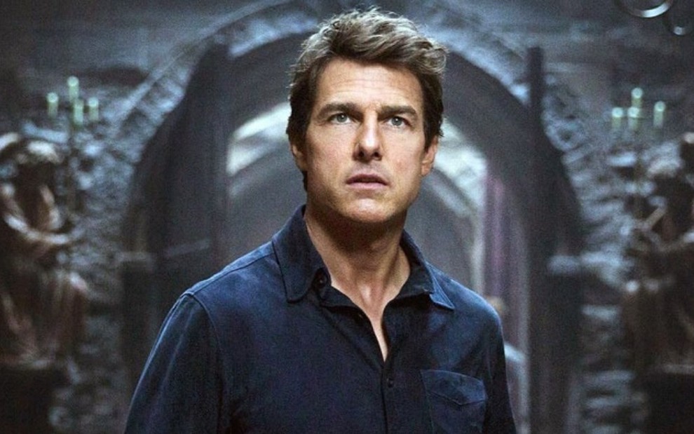 Com cara de espanto, Tom Cruise interpreta Nick Morton em cena do filme A Múmia (2017)