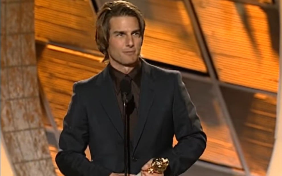 Tom Cruise segura sua estatueta do Globo de Ouro durante a cerimônia do Globo de Ouro 2000