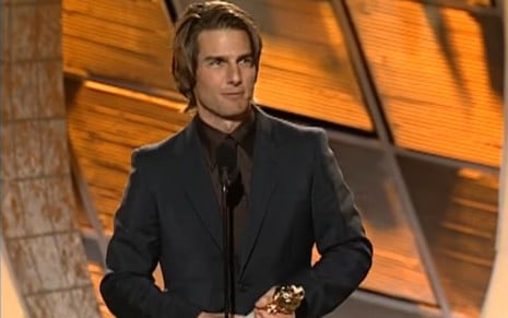 Tom Cruise segura sua estatueta do Globo de Ouro durante a cerimônia do Globo de Ouro 2000