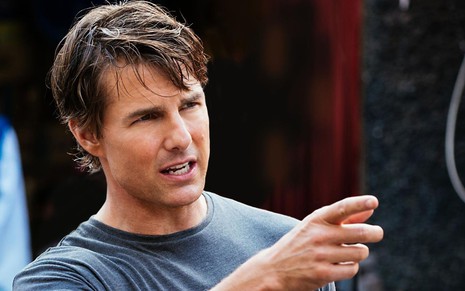 Tom Cruise em foto para sua página oficial no Facebook