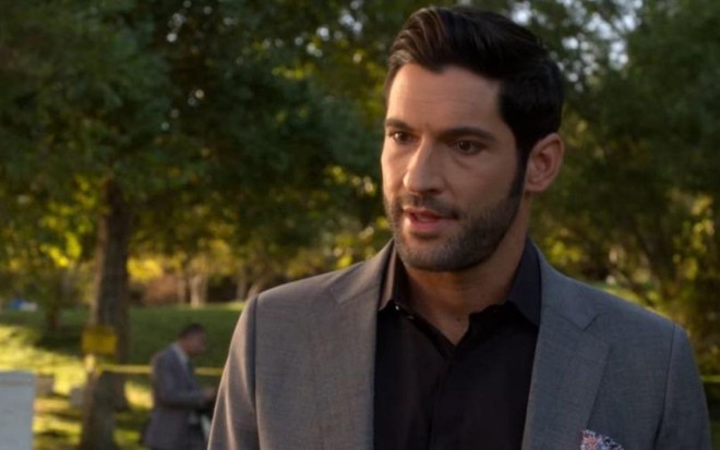 Imagem mostra o ator Tom Ellis, em ação na série Lucifer