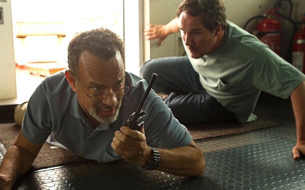 Tom Hanks e Corey Johnson em cena de Capitão Phillips