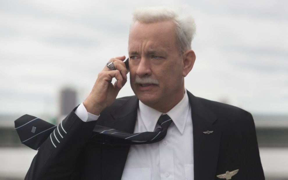 Tom Hanks em cena de Sully - O Herói do Rio Hudson