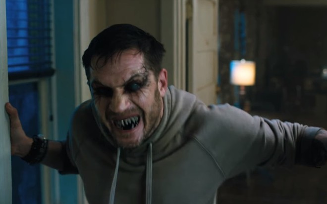 Tom Hardy como Eddie Brock em cena do filme Venom